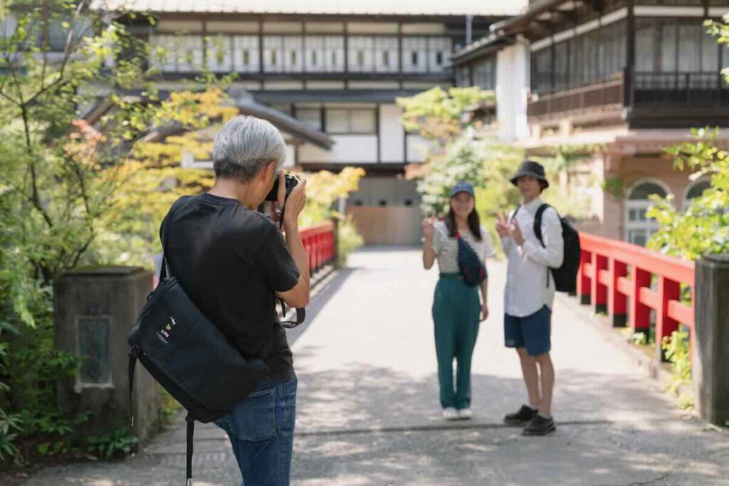 映えスポットで写真を撮る